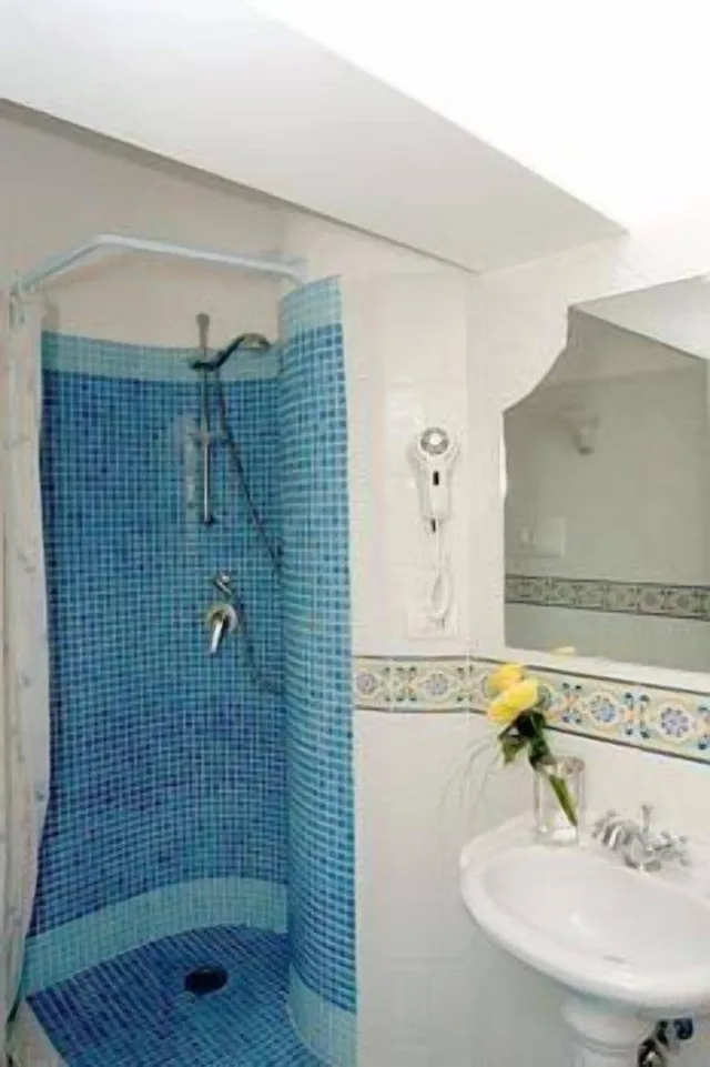 غرفة ثلاثية بسرير مزدوج وسرير فردي بإطلالة على البحر بشرفة، Bussola Di Hermes Hotel 6/6