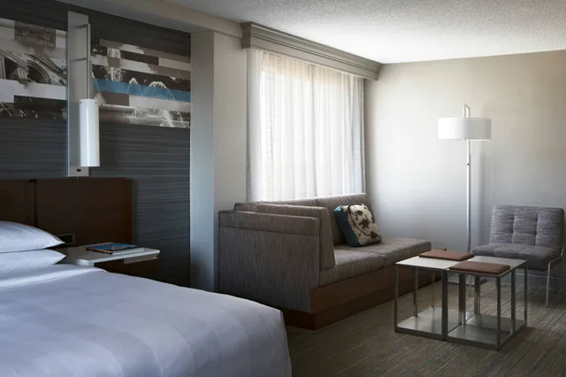 غرفة بسرير كينج، Kansas City Marriott Country Club Plaza 1/8