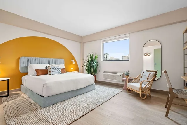 شقة بسريرين كينج بشرفة بـ3 غرف نوم مع أريكة، HiBird- Apartment and Suites Hotel 1/2
