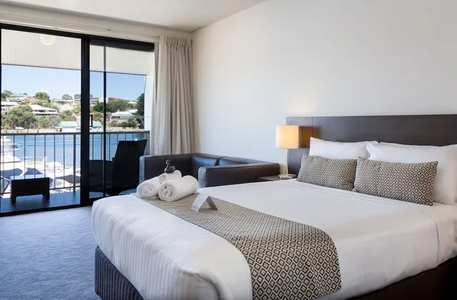 Studio, Queen Bed, Pier 21 Apartment Hotel 2/3