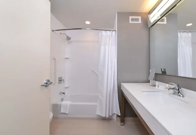 Room, King Bed, Accessible, COURTYARD ST. LOUIS ST. PETERS 9/9