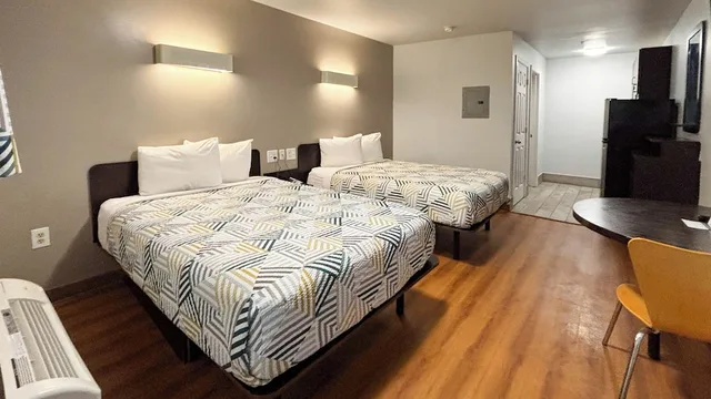 2 Full Beds - Smoking, Kitchen، Motel6 Greenville, SC 3/7