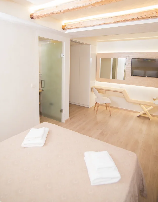 غرفة سوبيريور بسرير مزدوج بإطلالة على المدينة بشرفة، Panellinion Luxury Rooms 3/3