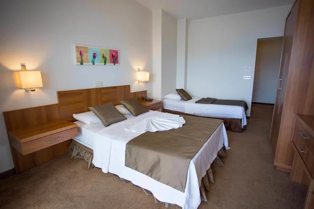 غرفة ثلاثية بسرير مزدوج وسرير فردي بإطلالة على الحديقة في الملحق، Melis Otel 3/10