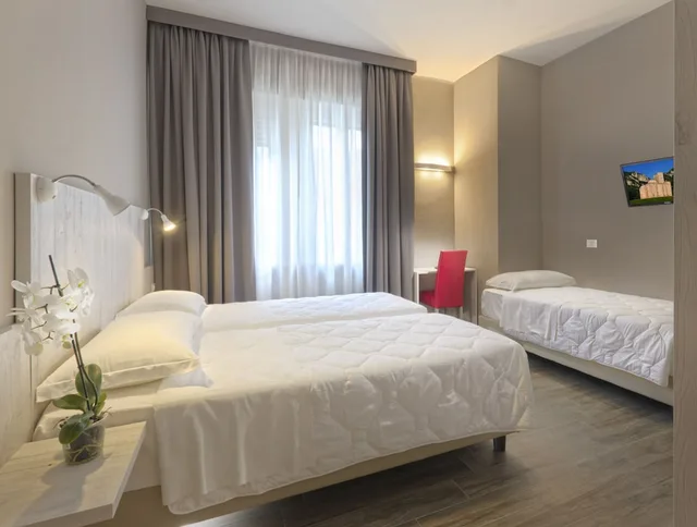غرفة كلاسيكية ثلاثية بثلاثة أسرّة بإطلالة على الجبل، Hotel Terme Di Frasassi 4/6