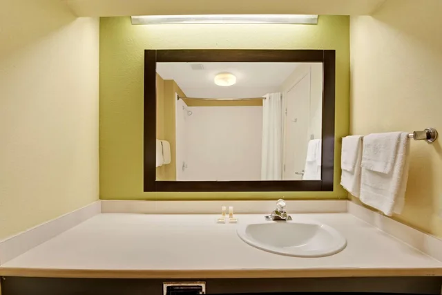 Room, King Bed, Bathtub, Accessible, Days Inn & Suites by Wyndham DeSoto 9/10
