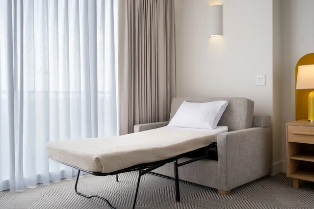 غرفة بسريرين كوين بإطلالة على المدينة مع أريكة لذوي الإعاقة، Renaissance Orlando Resort - Disney Springs Area 8/10