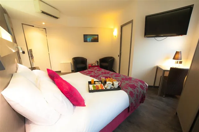 غرفة سوبيريور بسرير كينج، Hotel Les Domes - Perpignan Sud by Hosteletour 1/3