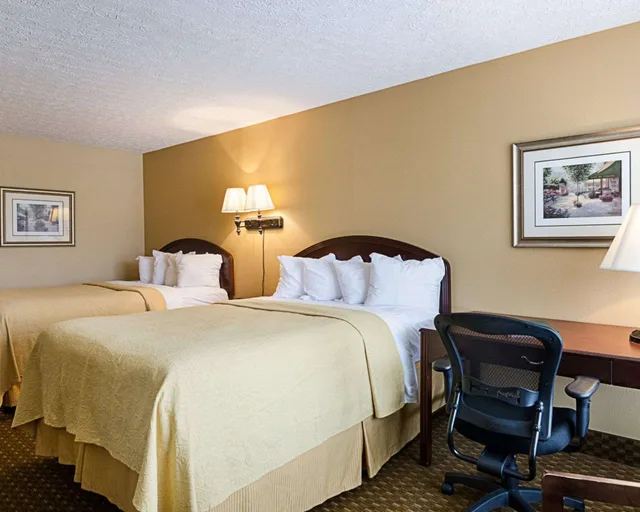 غرفة بسريرين كوين لذوي الإعاقة، Quality Inn Lewisburg 2/3