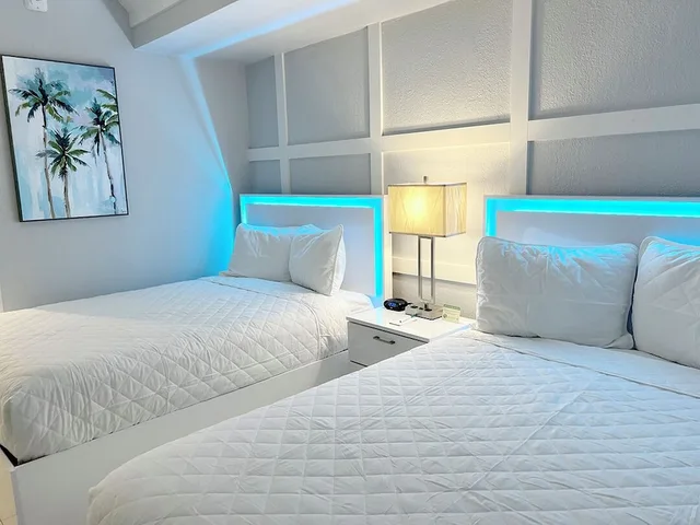 Studio, 2 Double Beds, Beach Front, Balcony، Lani Kai Beachfront 1/8