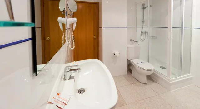Room, Double or Twin Bed, Lateral Side Sea View, Hotel Playa Mallorca 1/1