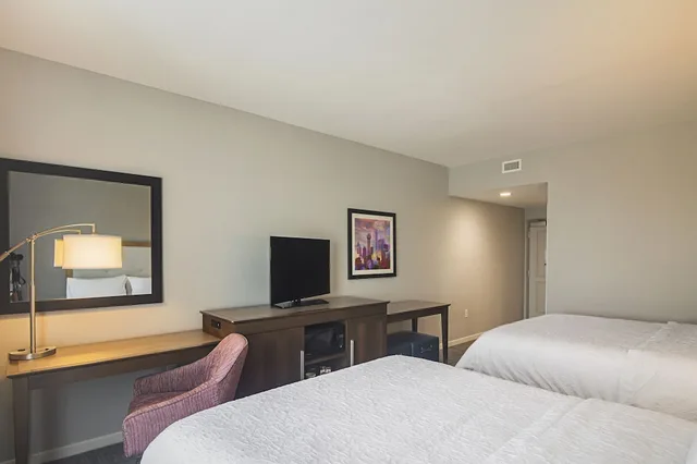 غرفة بسريرين كوين بحوض استحمام، Hampton Inn & Suites Dallas/Richardson 2/5