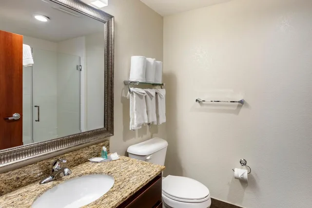 جناح بسرير كوين مع أريكة، MainStay Suites Near Denver Downtown 5/10