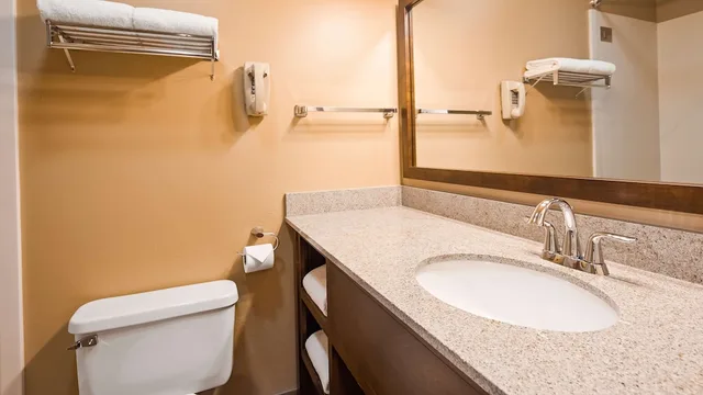 غرفة قياسية صغيرة بسرير كينج، Best Western Sunset Inn 4/5