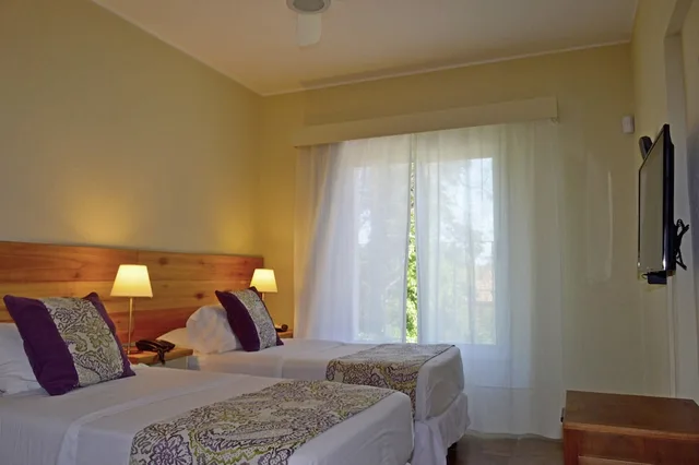 Superior, King Bed, Joan Miro 4/10