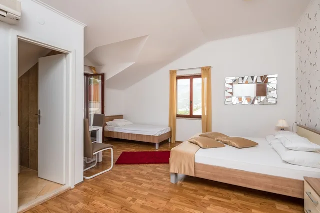 جناح استوديو كلاسيكي بسرير مزدوج وسرير فردي بإطلالة على البحر بشرفة بغرفة نوم واحدة، Villa Voinic 3/5