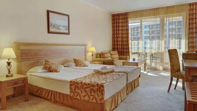 غرفة قياسية بسريرين منفصلين في طابق منخفض، DIT Majestic Beach Resort 2/8