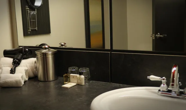 غرفة قياسية بسرير كوين، Grand Times Hotel Sherbrooke 6/6