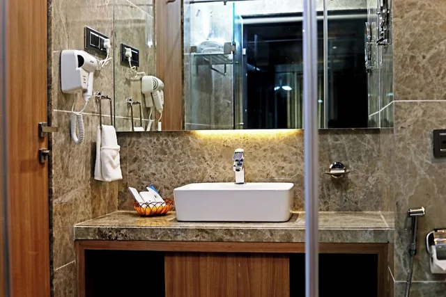 غرفة تنفيذية بسرير كينج، Vits Devbhumi Hotel 3/3