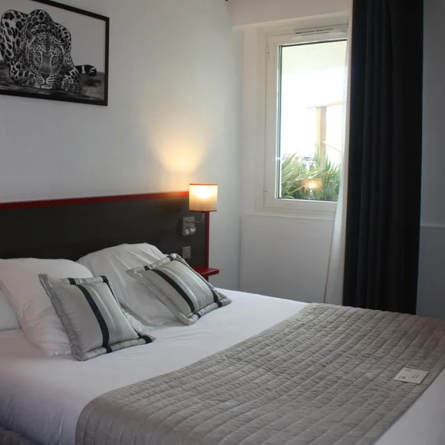غرفة بسرير مزدوج بإطلالة على المسبح في طابق منخفض، Hotel La Citadelle 4/8