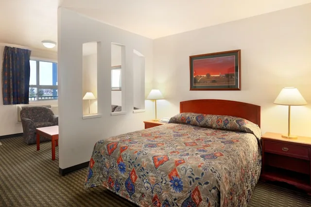 Room, Queen Bed, Exterior Entrance, Smoking، Travelodge Hotel by Wyndham Weyburn 3/4