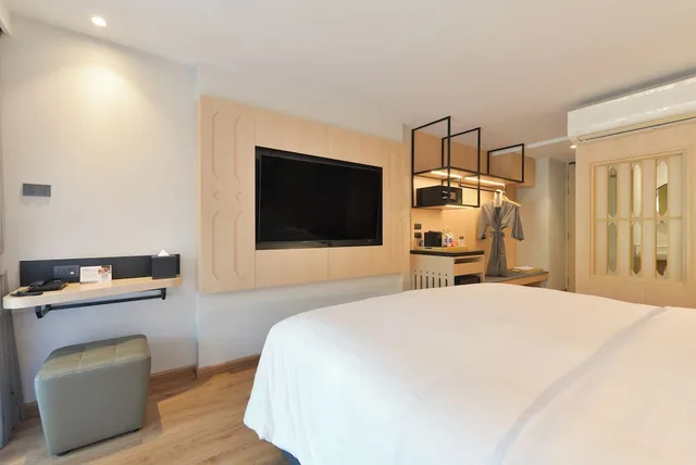 غرفة جونيور بسرير كينج بإطلالة على النهر بشرفة، March Hotel & Suite Riverside 5/7