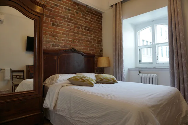 غرفة اقتصادية صغيرة بسرير مزدوج بحمام خاص، Hotel Marie-Rollet 1/2