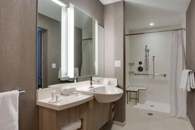 جناح بسرير كينج مع سرير سحّاب إضافي مع أريكة بحوض استحمام لذوي الإعاقة، Springhill Suites Fort Lauderdale Miramar 4/5