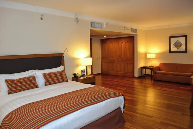 غرفة كلاسيكية بسرير كينج لذوي الإعاقة، InterContinental Cali 1/7
