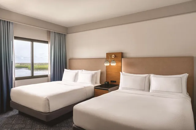 غرفة بسريرين كوين بإطلالة على المسبح، Doubletree By Hilton Tampa Rocky Point Waterfront 2/9