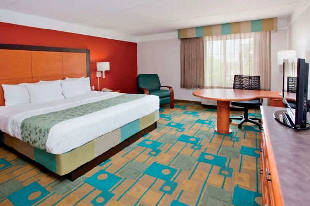 غرفة بسرير كينج لذوي الإعاقة، La Quinta Inn Suites Winston Salem 1/6