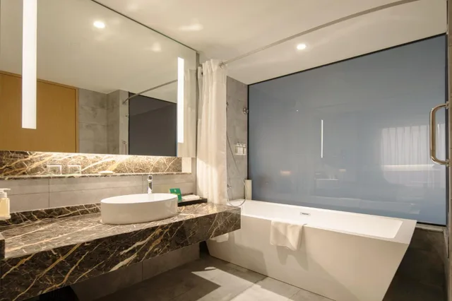 غرفة بريميوم بسريرين منفصلين بحوض استحمام مع دخول الصالة، Holiday Inn Shanghai Hongqiao West An Ihg Hotel 4/5