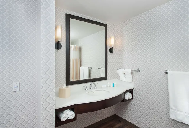 Room, 2 Queen Beds, Bathtub, Hilton Garden Inn Burbank Downtown 4/4