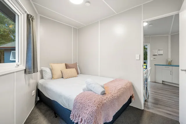 غرفة بسرير مزدوج وسرير بطابقين بغرفتي نوم، Tasman Holiday Parks - Christchurch 4/9