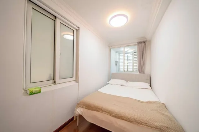 Senior, Apartment, 1 Queen and 3 Double Beds، Book and Bed-People's Square 4/10