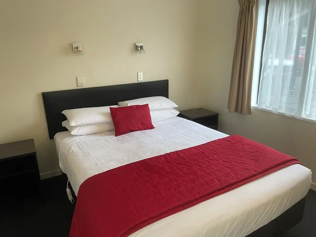 غرفة بسرير كوين بغرفة نوم واحدة مع أريكة لذوي الإعاقة، Allan Court Motel 1/4