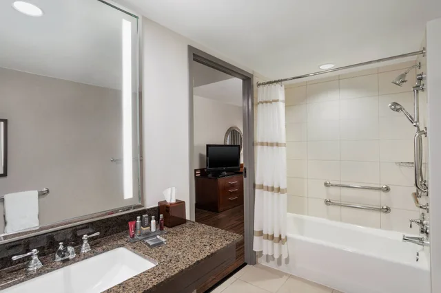 غرفة بسرير كينج مع أريكة، Lancaster Marriott at Penn Square 6/6