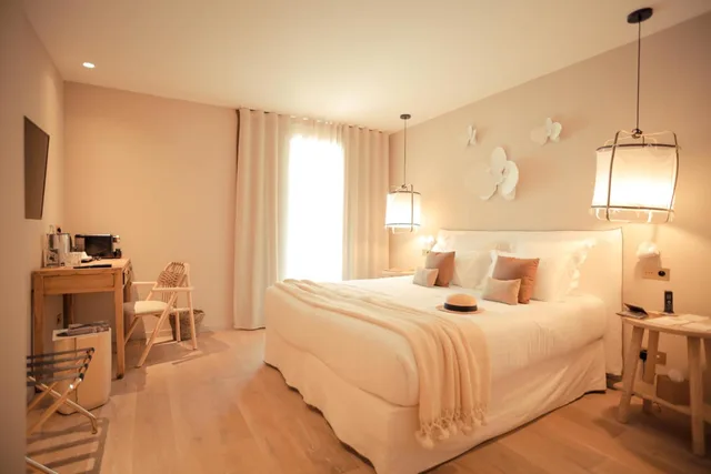 Deluxe, Double Bed, MISINCU 2/6