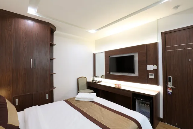 Superior, Queen Bed, No Window، Prague Hotel 2/5