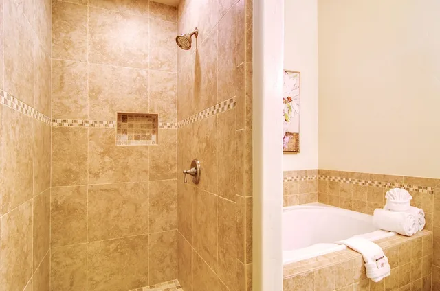 جناح ديلوكس بسرير كينج بحوض جاكوزي، Carriage House Inn 4/4