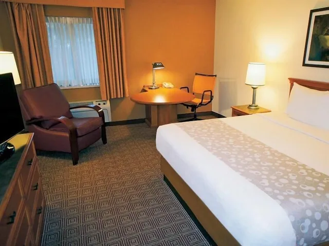 غرفة قياسية بسرير كينج، Quality Inn & Suites Raleigh Durham Airport 1/10
