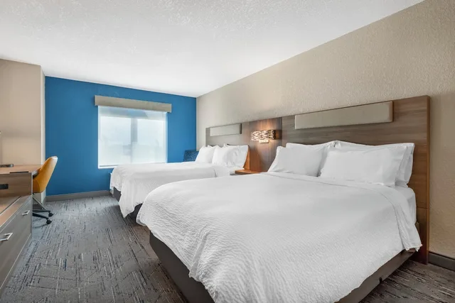 غرفة قياسية بسريرين كوين، Holiday Inn Express Hotel & Suites Northwood 1/7