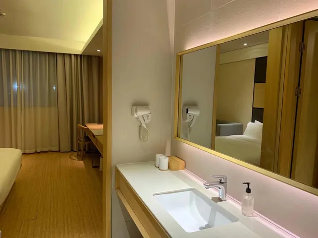 Room, Double Bed, Ji Hotel Shanghai Oriental Pearl Tower 2/2
