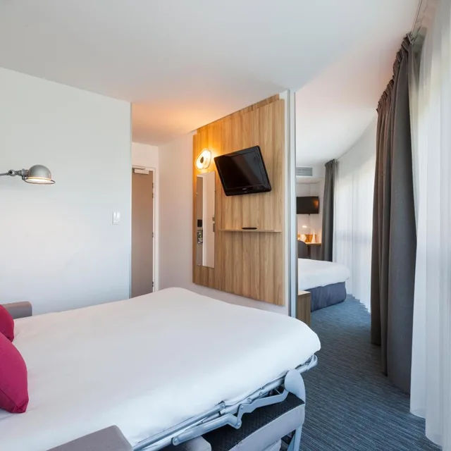 Room, Quadruple, Double Bed, Sofa, Hotel Campanile Metz Nord - Talange 2/5