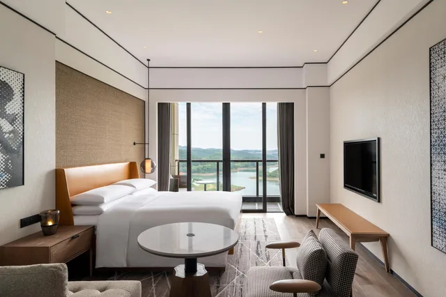غرفة كلوب بريميير بسرير كينج بإطلالة على البحيرة بشرفة، Sheraton Mianyang 1/2