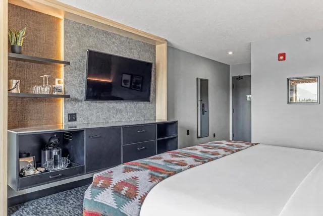 غرفة بسرير كينج، Everwild Canmore - Nordic Spa & Hotel 5/10