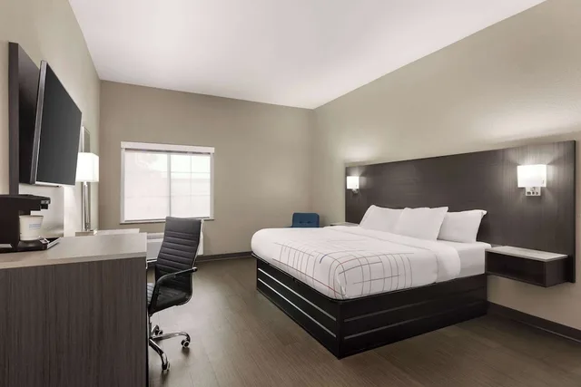 غرفة بسرير كينج لذوي الإعاقة، La Quinta Inn & Suites by Wyndham San Antonio N Stone Oak 2/5