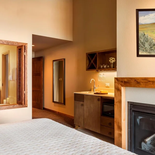 Suite, King Bed, River Front, Top Floor، The Lodge at Columbia Point 5/10