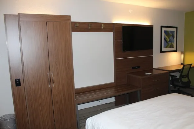 غرفة قياسية بسريرين كوين مع أريكة، Holiday Inn Express Hotel Suites Raton 5/10