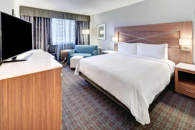 Deluxe, King Bed, High Floor, DoubleTree by Hilton Milwaukee Downtown 1/3